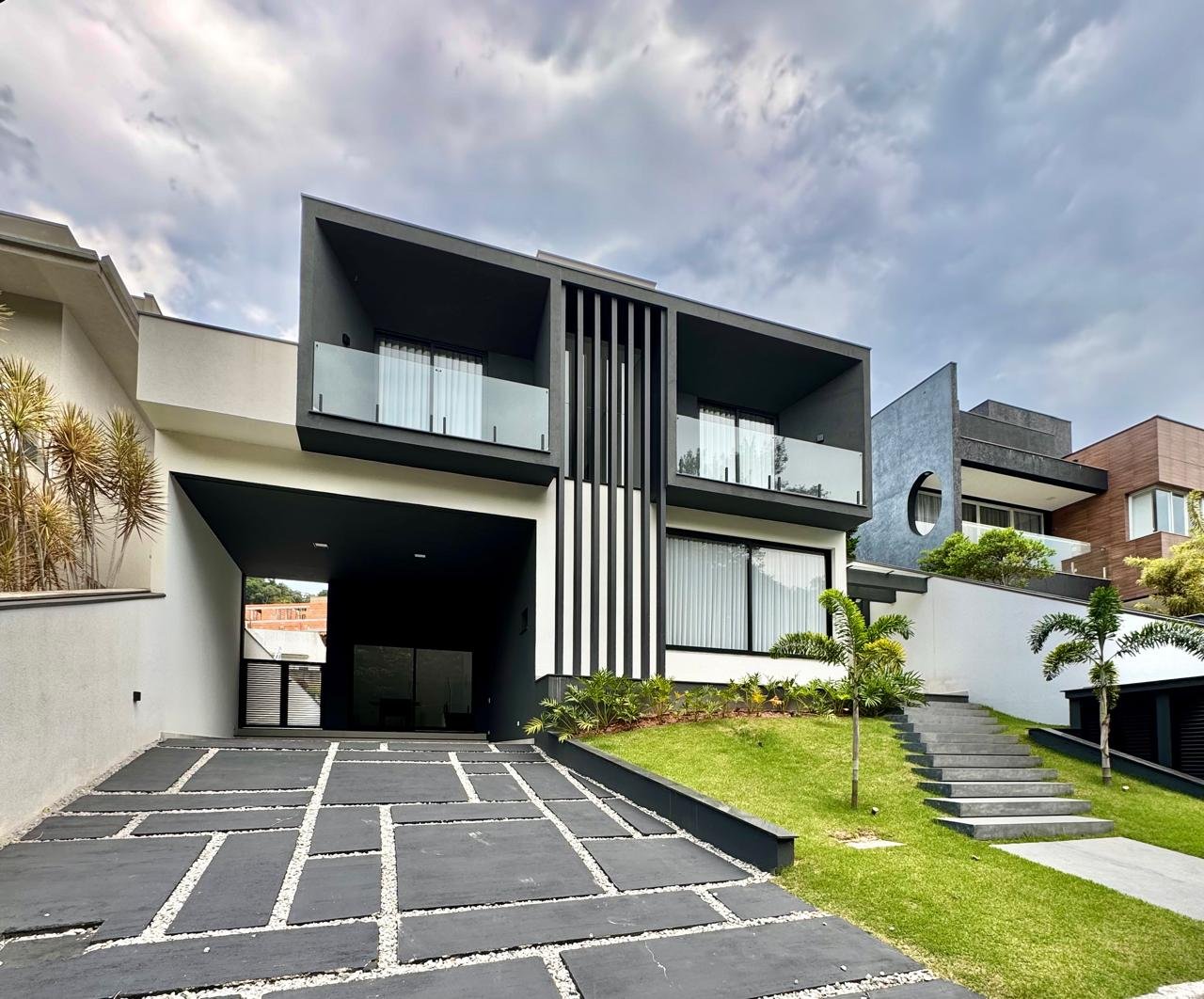 ✨ Viva no melhor de Arujá. ✅ 5 suítes | 431 m² construídos | R$ 5.000.000 📲 Agende sua visita com a Next Empreendimentos