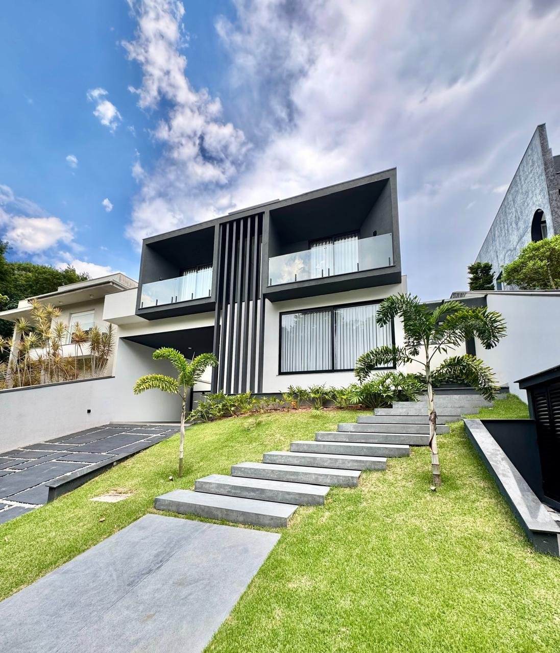 ✨ Viva no melhor de Arujá. ✅ 5 suítes | 431 m² construídos | R$ 5.000.000 📲 Agende sua visita com a Next Empreendimentos