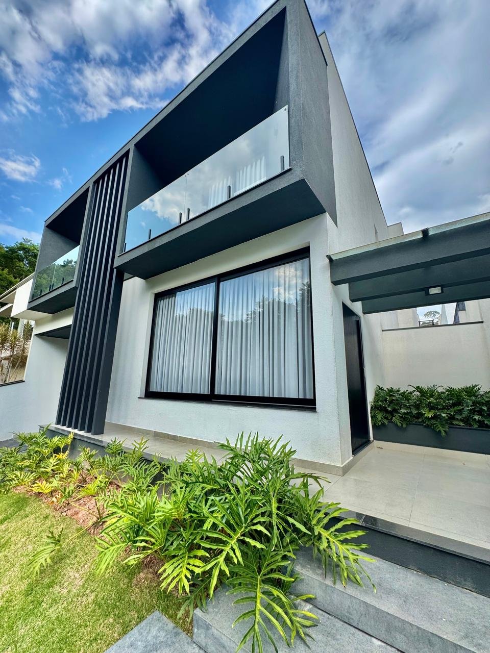✨ Viva no melhor de Arujá. ✅ 5 suítes | 431 m² construídos | R$ 5.000.000 📲 Agende sua visita com a Next Empreendimentos