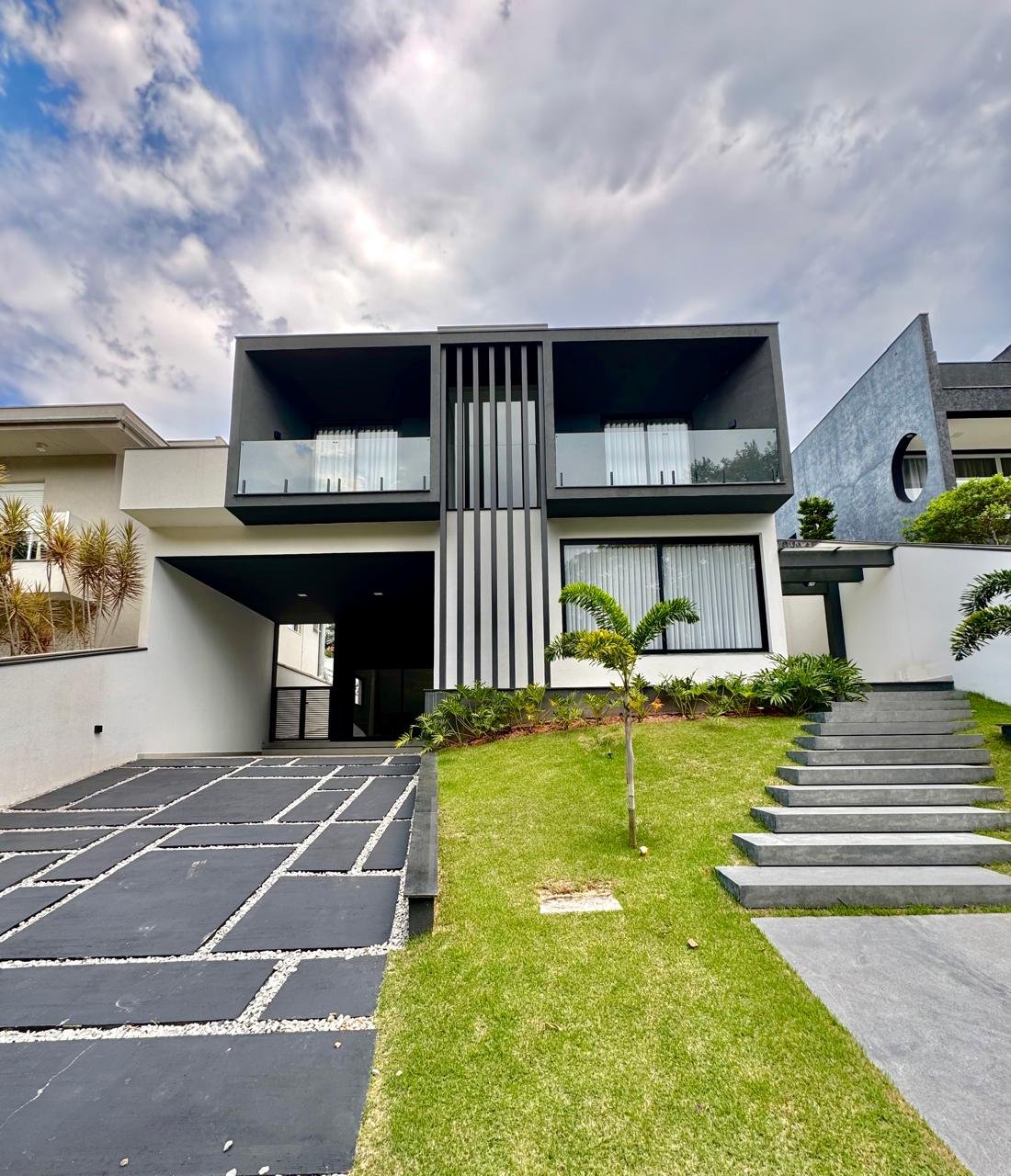 ✨ Viva no melhor de Arujá. ✅ 5 suítes | 431 m² construídos | R$ 5.000.000 📲 Agende sua visita com a Next Empreendimentos