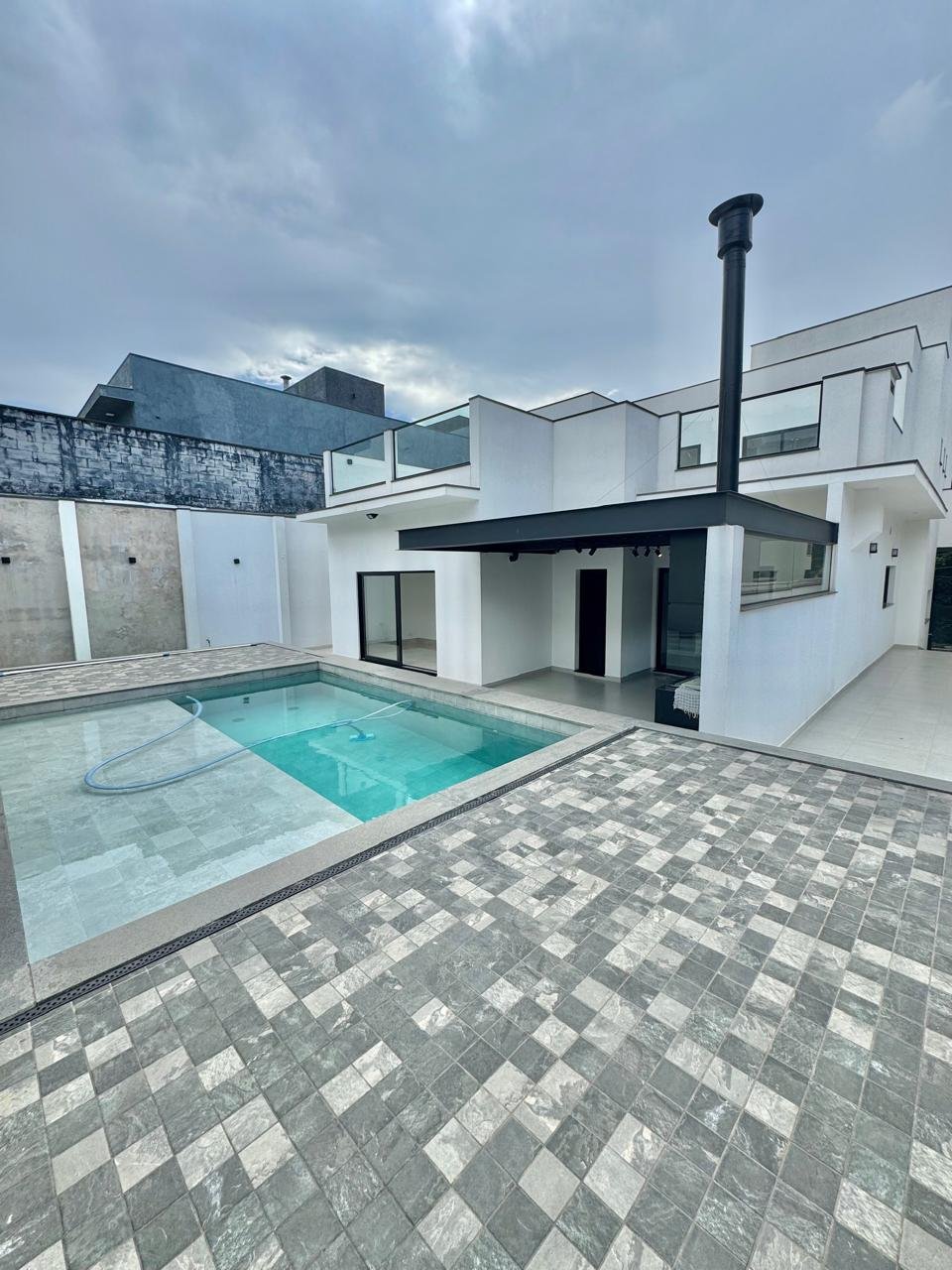 🏊 Piscina automatizada, pronta para aquecimento. Relaxe com tecnologia e exclusividade todos os dias.
