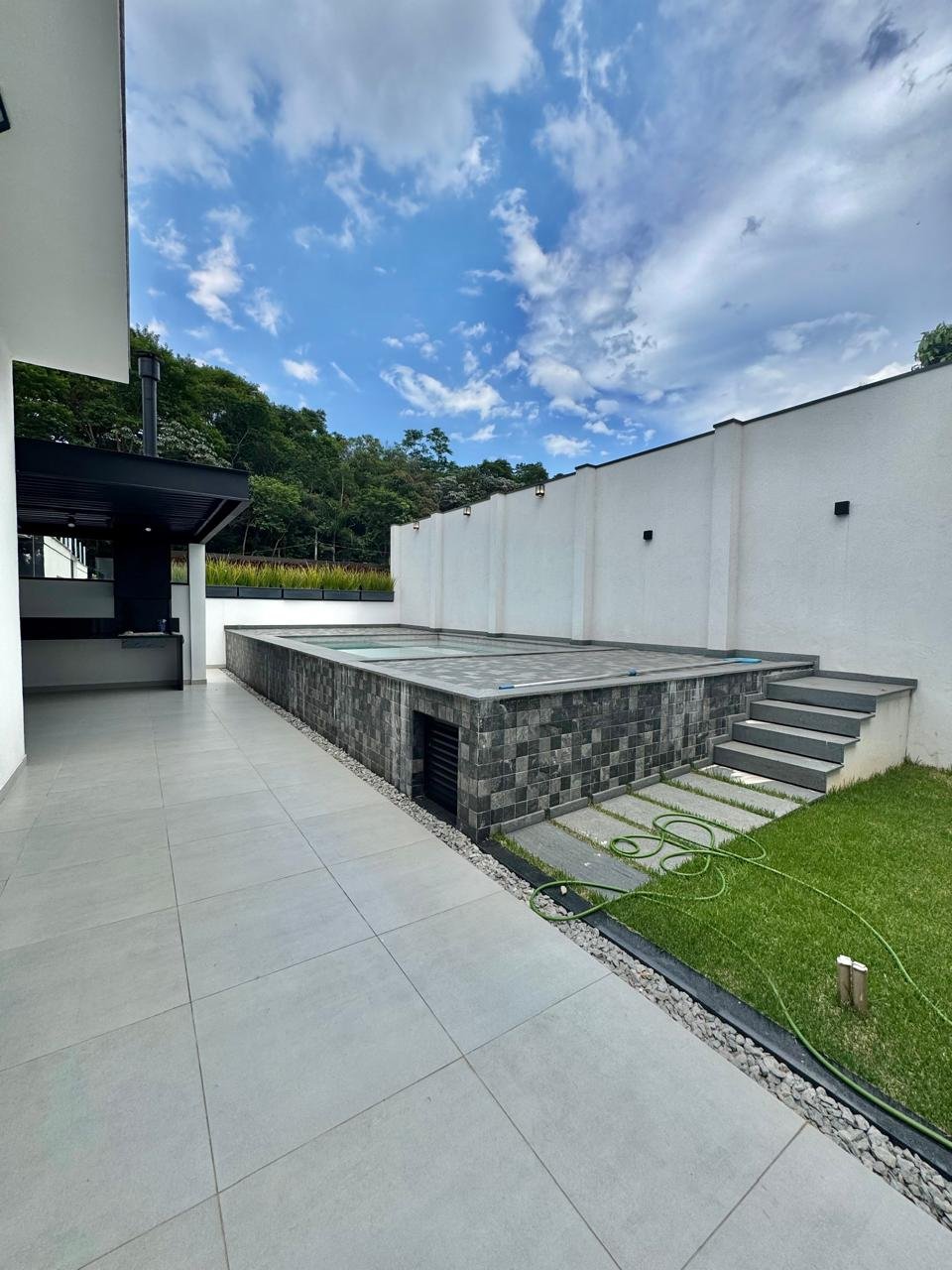Ideal para reunir família e amigos com estilo e praticidade