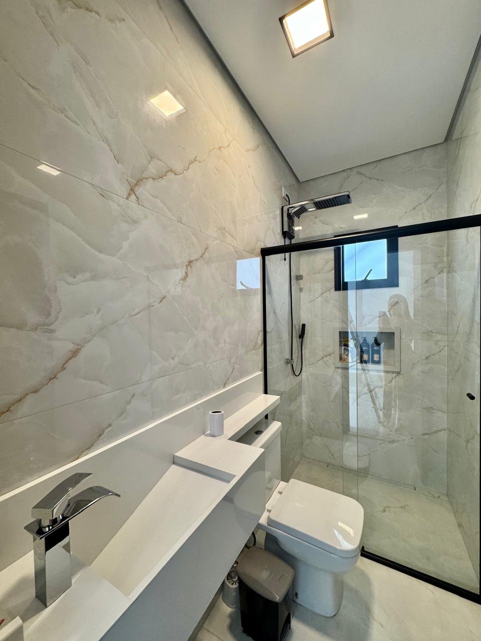 🌿 Banheiro da suíte com box e acabamento clean: harmonia perfeita para sua rotina