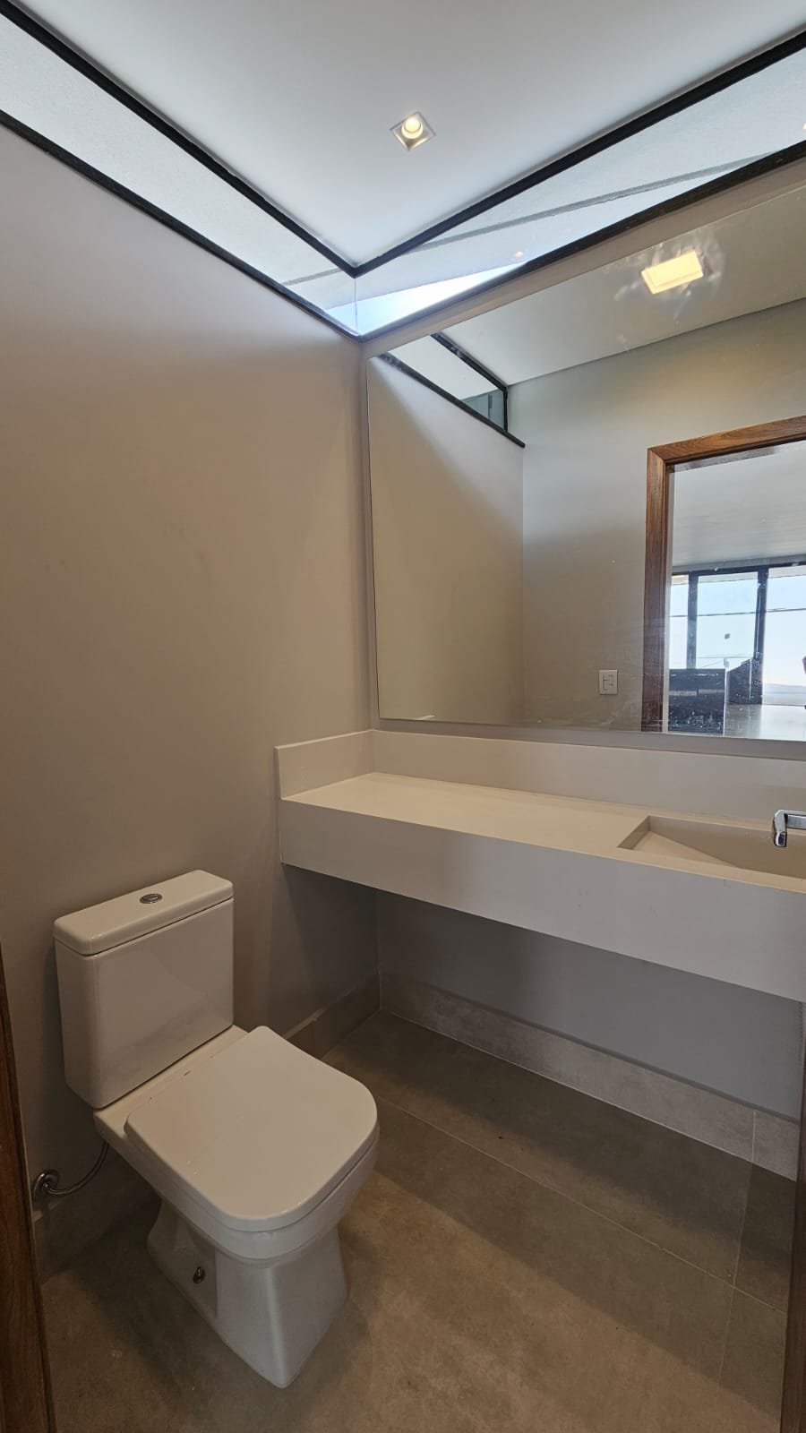 🚿 Banheiros espaçosos e com acabamento de alto padrão em todos os detalhes