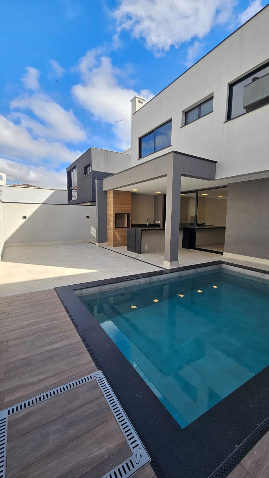 🏊 Piscina privativa com design moderno: lazer e relaxamento garantidos