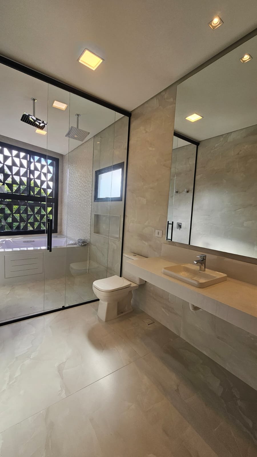 🚿 Banheiros espaçosos e com acabamento de alto padrão em todos os detalhes