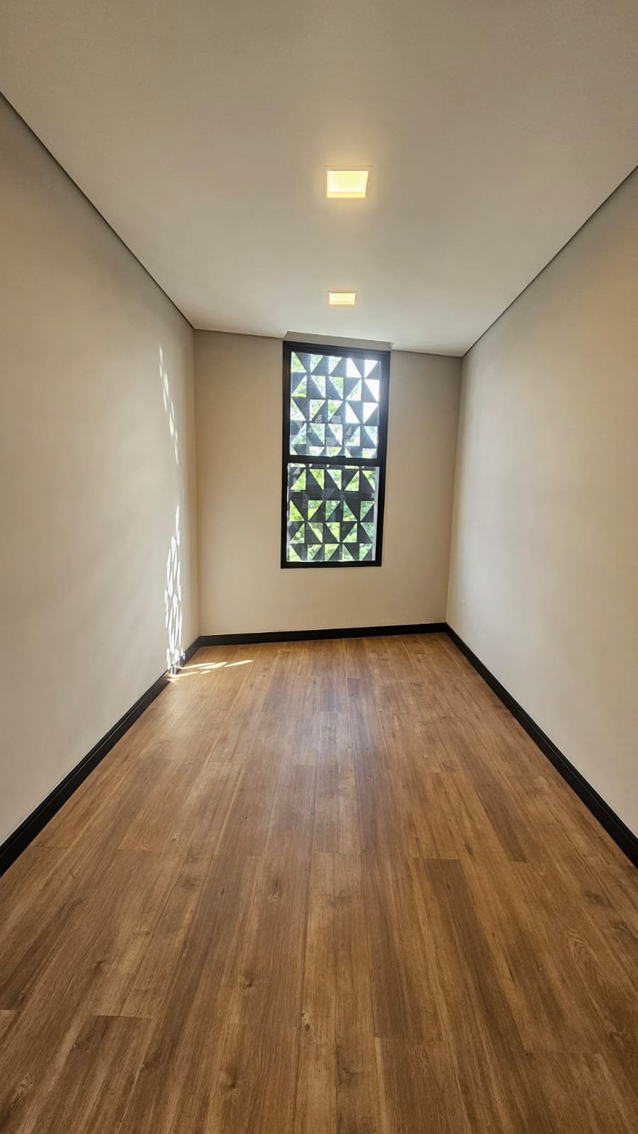 🛌 São 4 suítes no total, todas com excelente acabamento e iluminação natural