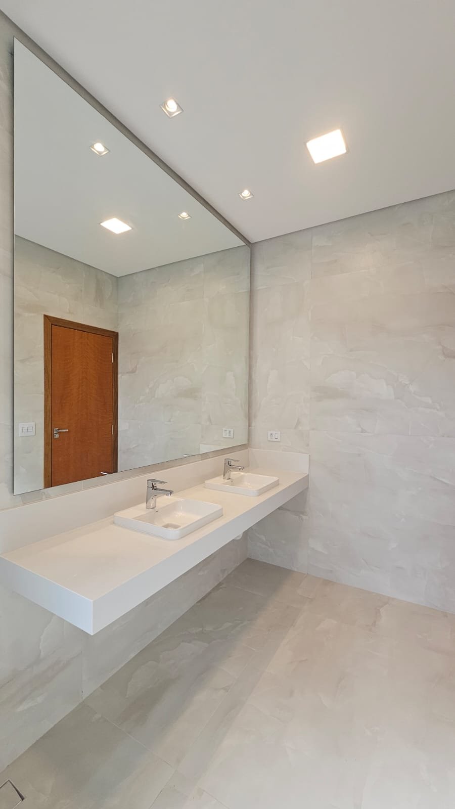 🚿 Banheiros espaçosos e com acabamento de alto padrão em todos os detalhes