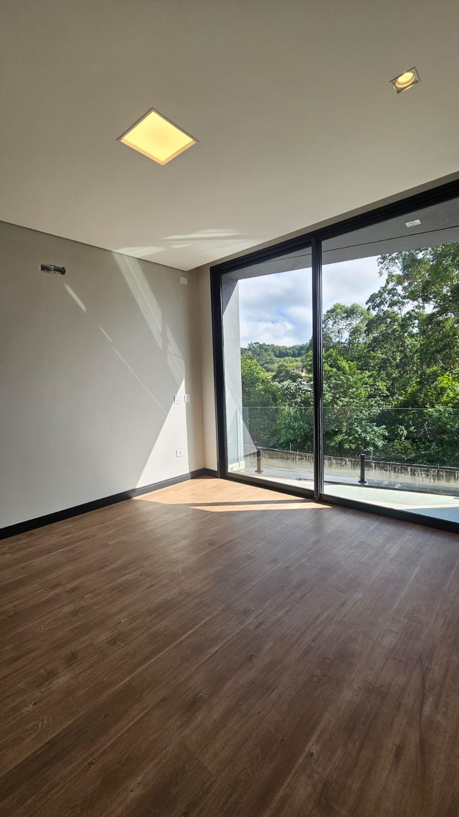🛏️ Suíte master dos sonhos: closet amplo, banheira e muito conforto