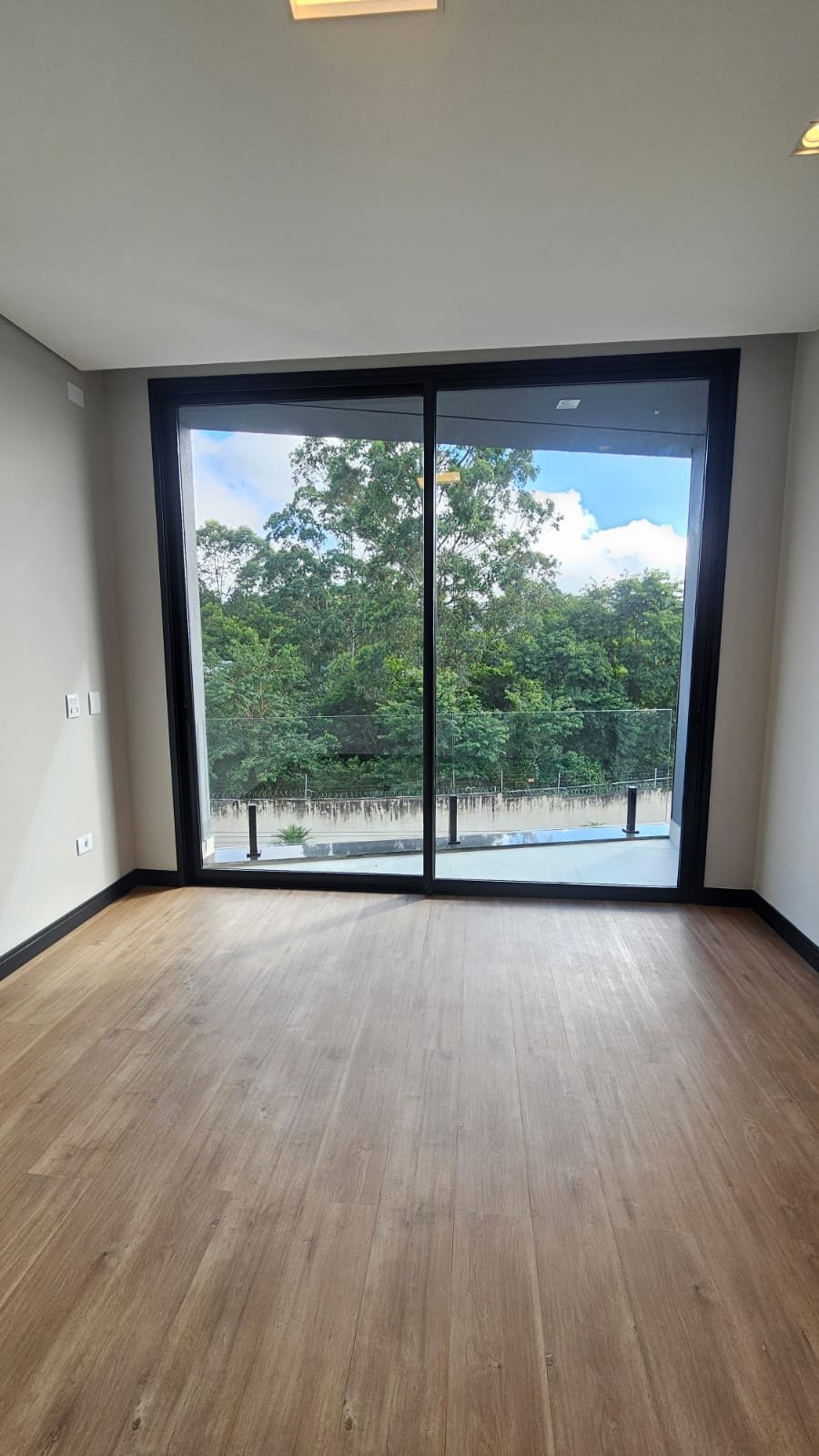 🛏️ Suíte master dos sonhos: closet amplo, banheira e muito conforto