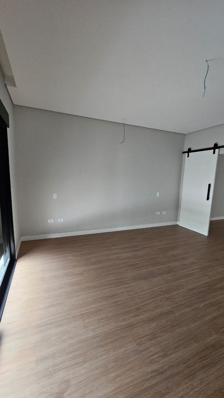🛏️ A suíte master é um refúgio: closet privativo e acabamento premium