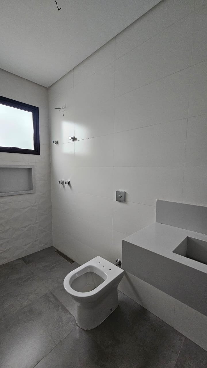Cada suíte possui banheiro privativo com acabamento de alto padrão, metais de qualidade e excelente ventilação
