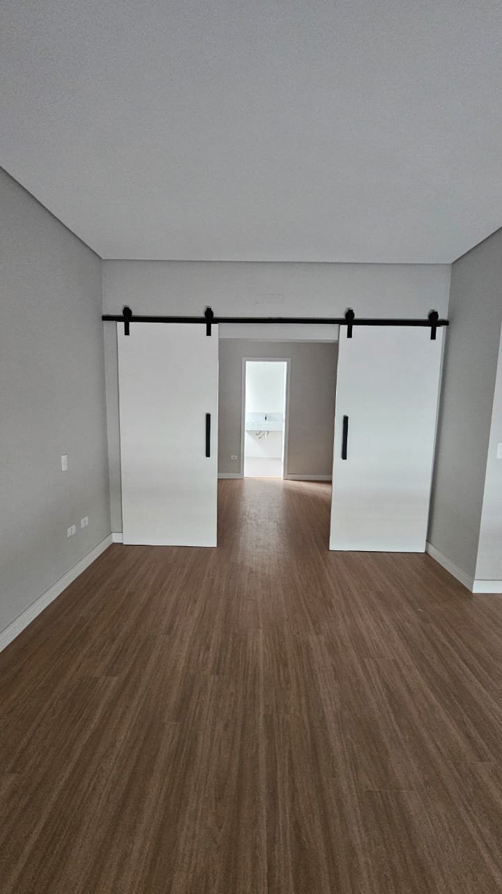🛏️ A suíte master é um refúgio: closet privativo e acabamento premium