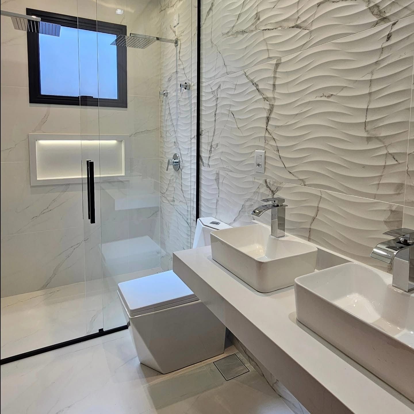 🚿 Banheiros espaçosos e com acabamento de alto padrão em todos os detalhes