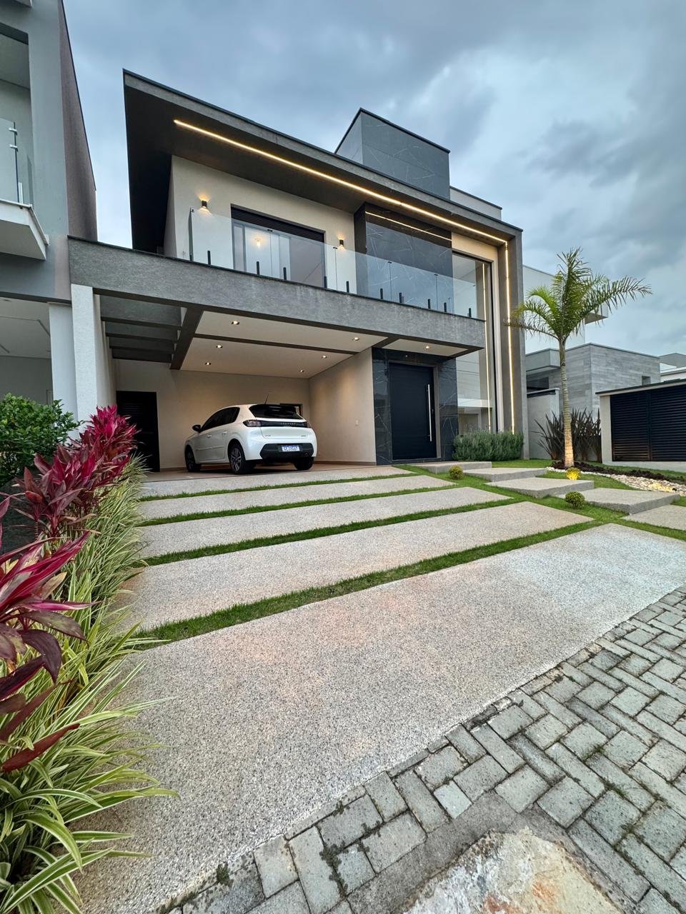 🚗 Garagem para 4 carros 📦 Depósito externo ❄️ 5 pontos de ar-condicionado distribuídos pela casa